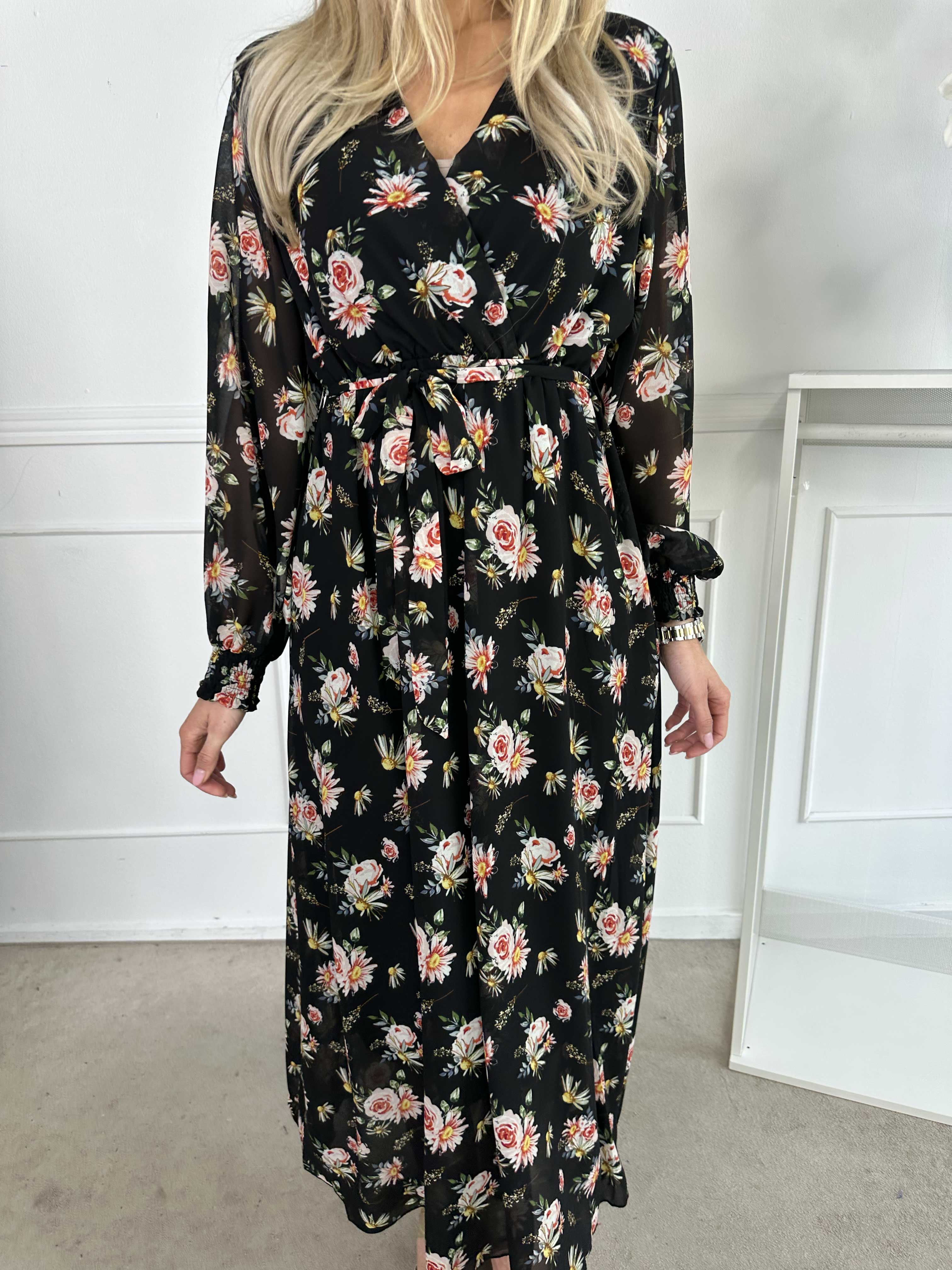 Zola - Lang kjole med blomster og semi-transparente ærmer